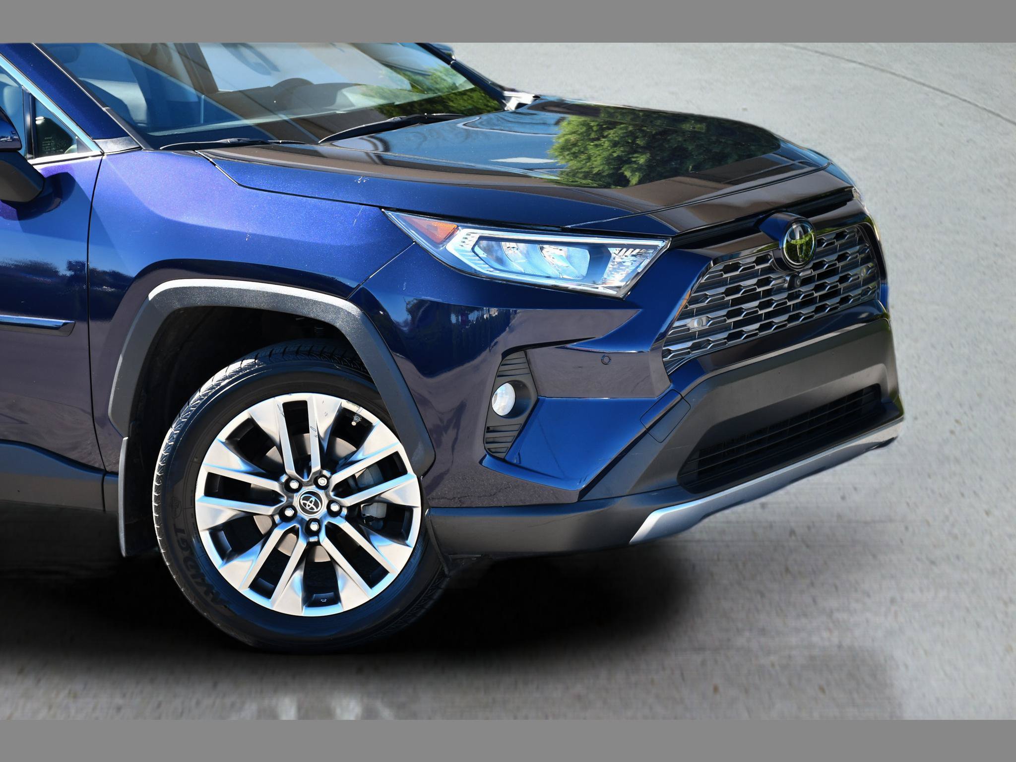 Used 2019 Toyota RAV4 Limited w/ Advanced Technology Package FWD image 10