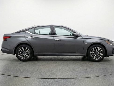 Used 2025 Nissan Altima 2.5 SV image 11