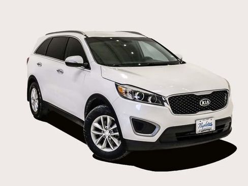 Used 2017 Kia Sorento LX w/ LX Convenience Package image 2