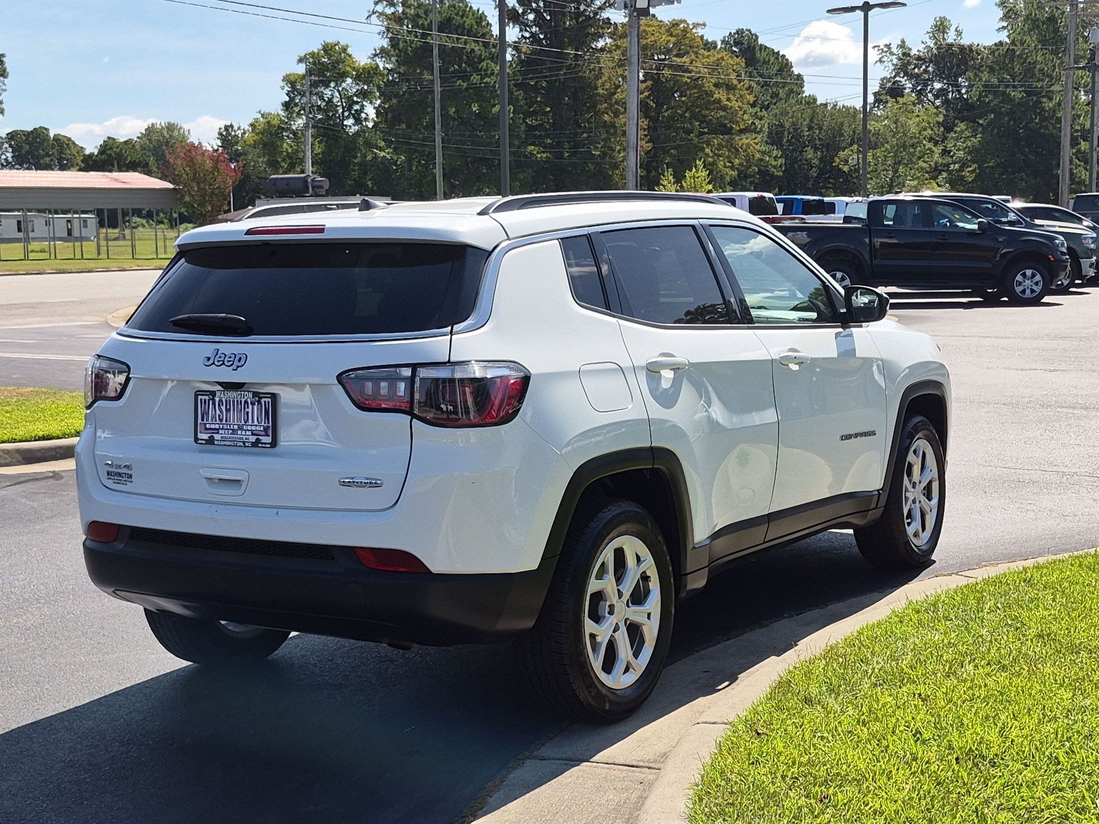 Used 2024 Jeep Compass Latitude AWD/4WD image 5