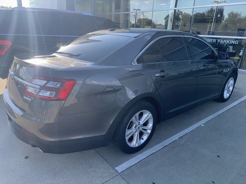 Used 2018 Ford Taurus SE FWD image 5