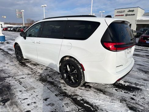 New 2026 Chrysler Pacifica Select w/ S Appearance Package image 3