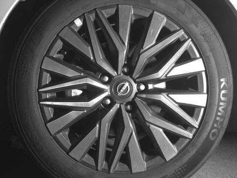 Used 2025 Nissan Altima 2.5 SV FWD image 12