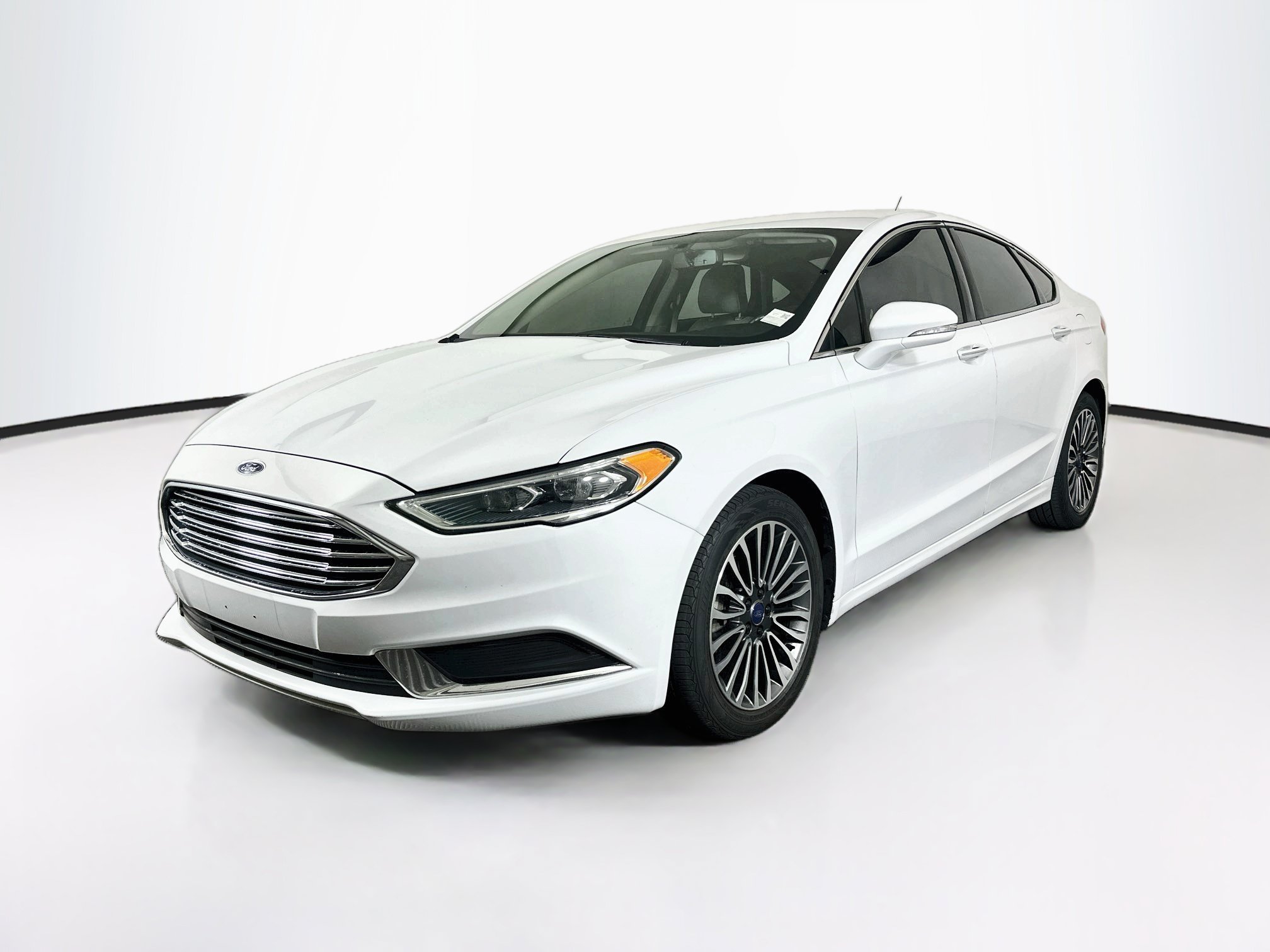 Used 2018 Ford Fusion SE w/ Fusion SE Technology Package FWD image 3
