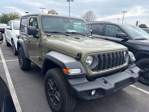 Used 2025 Jeep Wrangler Sport AWD/4WD image 4