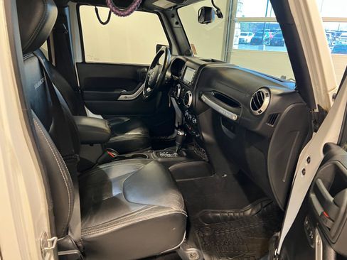 Used 2014 Jeep Wrangler Unlimited Rubicon w/ Dual Top Group AWD/4WD image 31