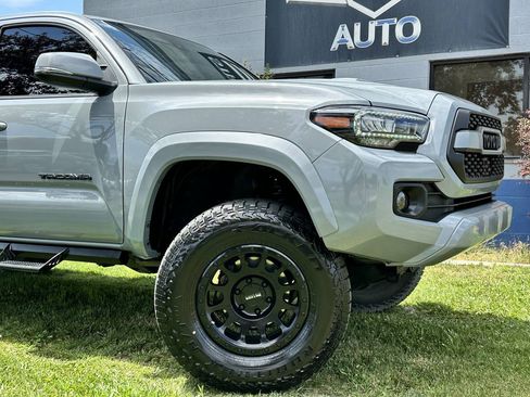 Used 2020 Toyota Tacoma TRD Sport w/ Technology Package AWD/4WD image 3