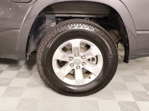 Used 2022 RAM 1500 Laramie AWD/4WD image 18