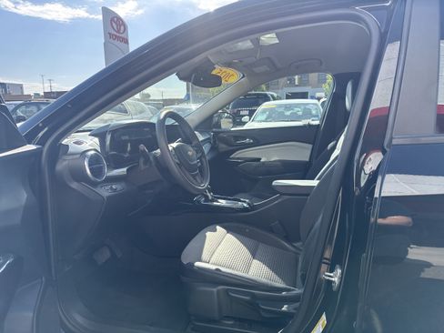 Used 2025 Chevrolet Trax LT FWD image 2