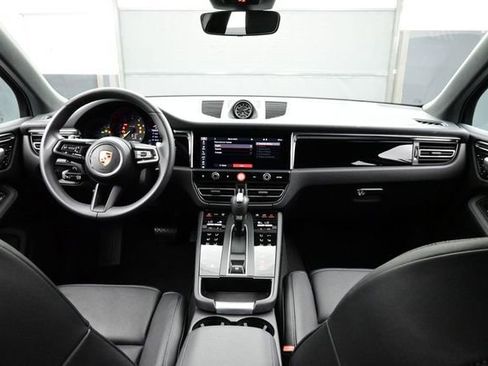 Certified 2025 Porsche Macan AWD/4WD image 19