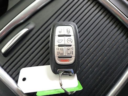 Used 2022 Chrysler Pacifica Touring-L image 9