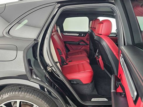 Used 2022 Porsche Cayenne Platinum Edition image 12