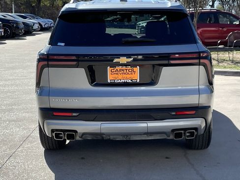 Used 2025 Chevrolet Traverse LT image 5