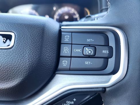 Used 2025 Jeep Wagoneer 4WD image 25