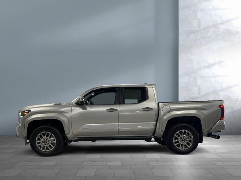 Used 2025 Toyota Tacoma Limited image 3