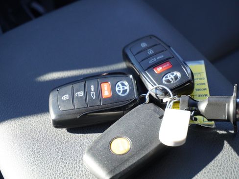 Used 2025 Toyota Camry SE image 17