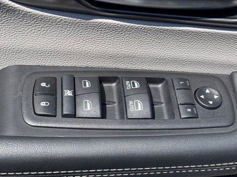 Used 2024 Chrysler Pacifica Limited FWD image 19
