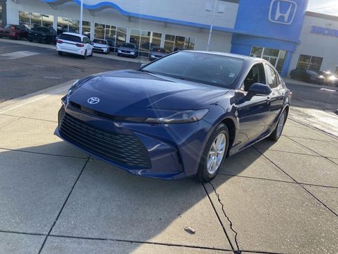 Used 2025 Toyota Camry LE image 4