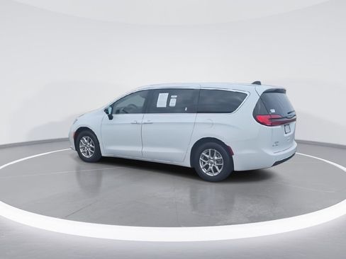 Used 2024 Chrysler Pacifica Touring-L image 6