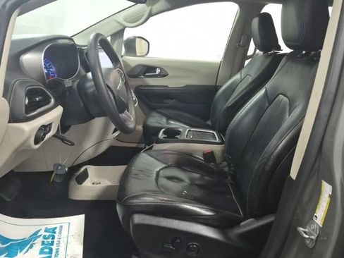 Used 2022 Chrysler Pacifica Touring-L FWD image 8