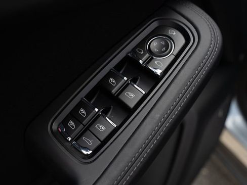 Certified 2026 Porsche Macan AWD/4WD image 16