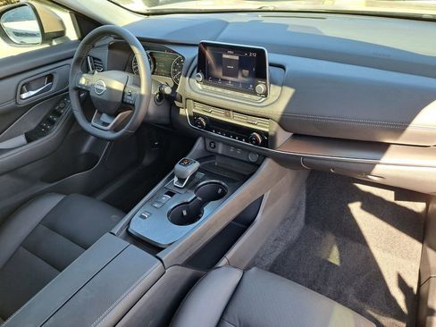 Used 2025 Nissan Rogue SV w/ SV Premium Package image 11