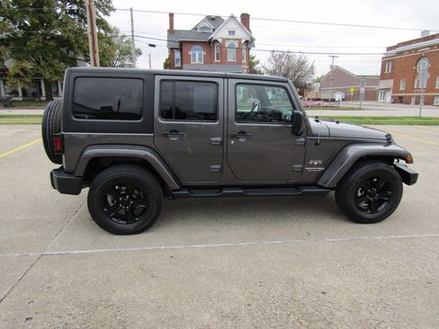Used 2018 Jeep Wrangler Unlimited Sahara w/ Connectivity Group image 2