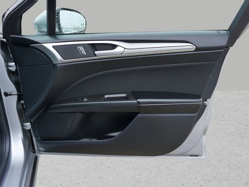 Used 2020 Ford Fusion SE image 12