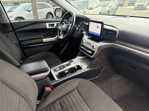 Used 2021 Ford Explorer XLT image 30