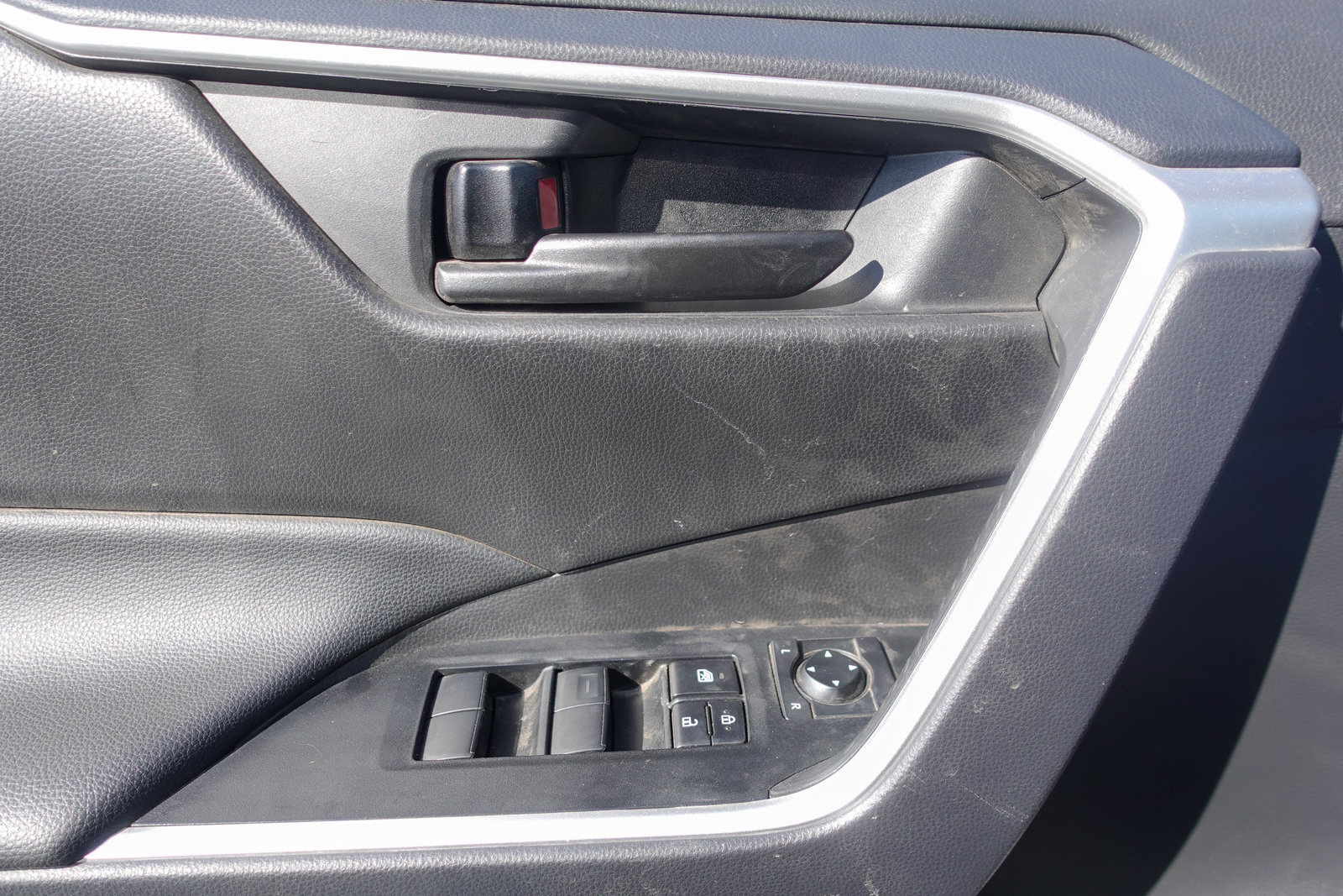 Used 2025 Toyota RAV4 LE FWD image 15