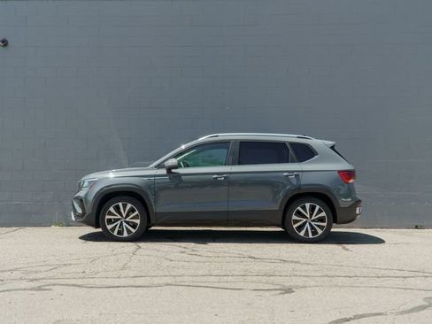 Used 2023 Volkswagen Taos SE w/ Panoramic Sunroof Package AWD/4WD image 2