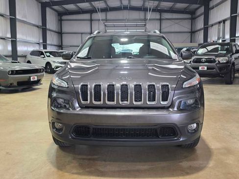 Used 2018 Jeep Cherokee Latitude Plus w/ Cold Weather Group image 2