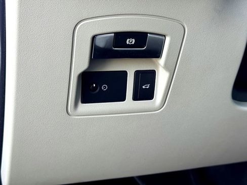 Used 2018 Land Rover Range Rover Velar R-Dynamic SE image 16