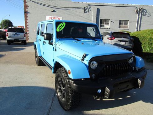 Used 2017 Jeep Wrangler Unlimited Sahara AWD/4WD image 2