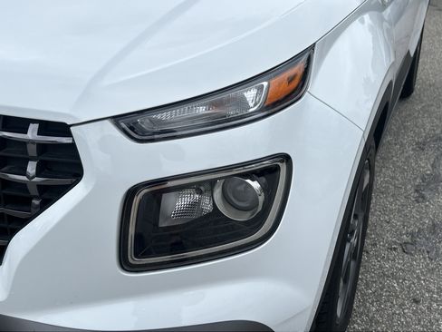 Certified 2025 Hyundai Venue SEL FWD image 9
