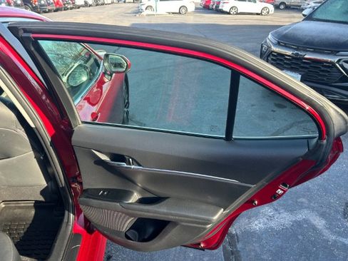 Used 2018 Toyota Camry LE image 10