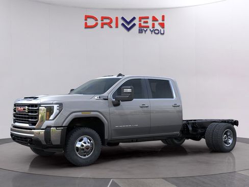 New 2026 GMC Sierra 3500 SLE image 3