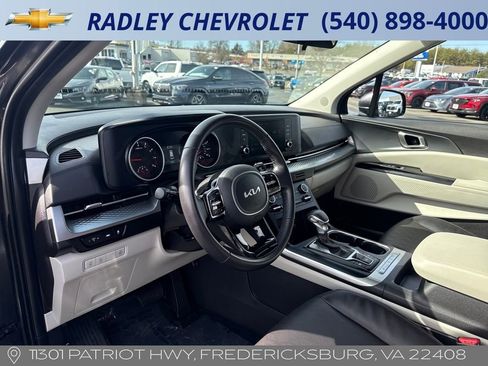 Used 2024 Kia Carnival LX image 4