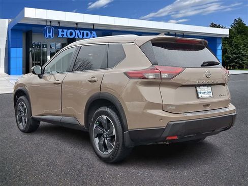 Used 2024 Nissan Rogue SV w/ SV Premium Package image 22