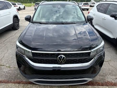 Used 2023 Volkswagen Taos SE w/ Panoramic Sunroof Package FWD image 8