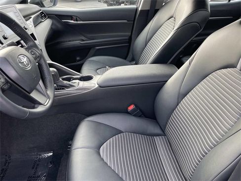 Used 2022 Toyota Camry SE image 19