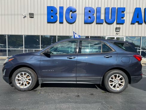 Used 2018 Chevrolet Equinox LS image 2