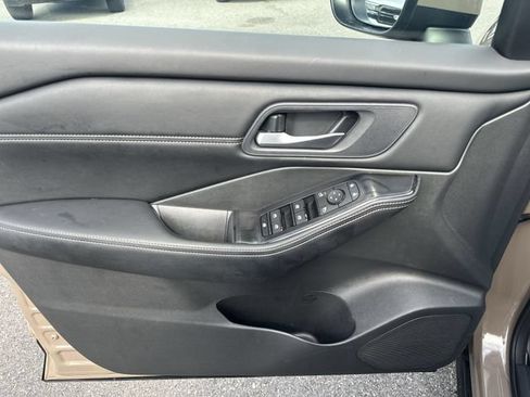 Used 2025 Nissan Rogue SV w/ SV Premium Package FWD image 15