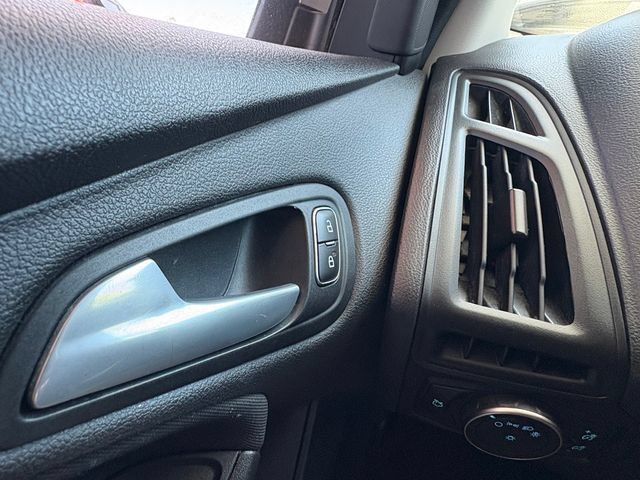 Used 2018 Ford Focus SE FWD image 27