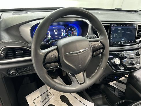 Used 2023 Chrysler Pacifica Touring-L w/ Uconnect Theater Family Group AWD/4WD image 4