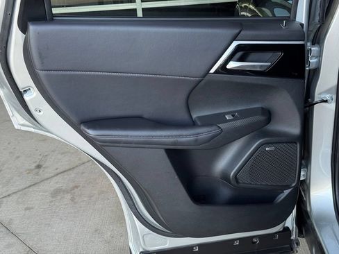 Used 2025 Mitsubishi Outlander SE FWD image 21