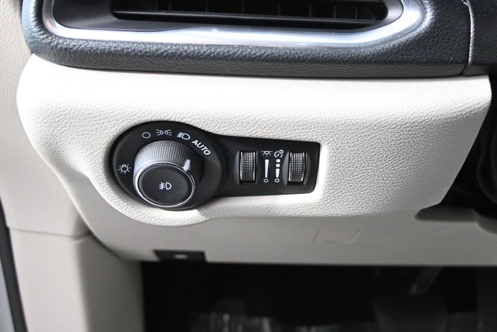Used 2023 Chrysler Pacifica Limited FWD image 24