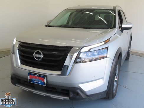 Used 2025 Nissan Pathfinder SL FWD image 8
