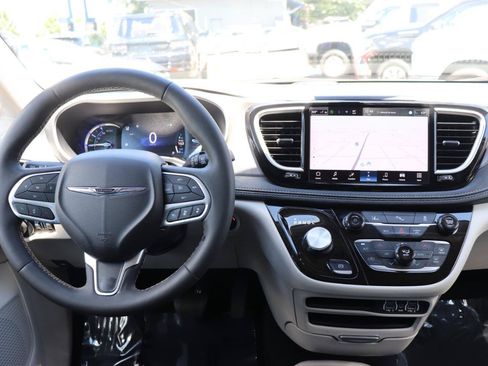 Used 2024 Chrysler Pacifica Limited FWD image 19