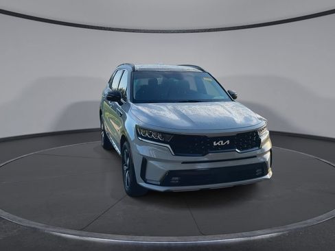 Used 2022 Kia Sorento EX w/ Panoramic Sunroof Package FWD image 3
